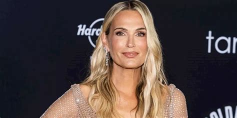 Molly Sims, 51, poses in a nude bikini in Mexico as she reveals。